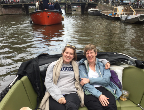 Izzy en haar moeder op de boot