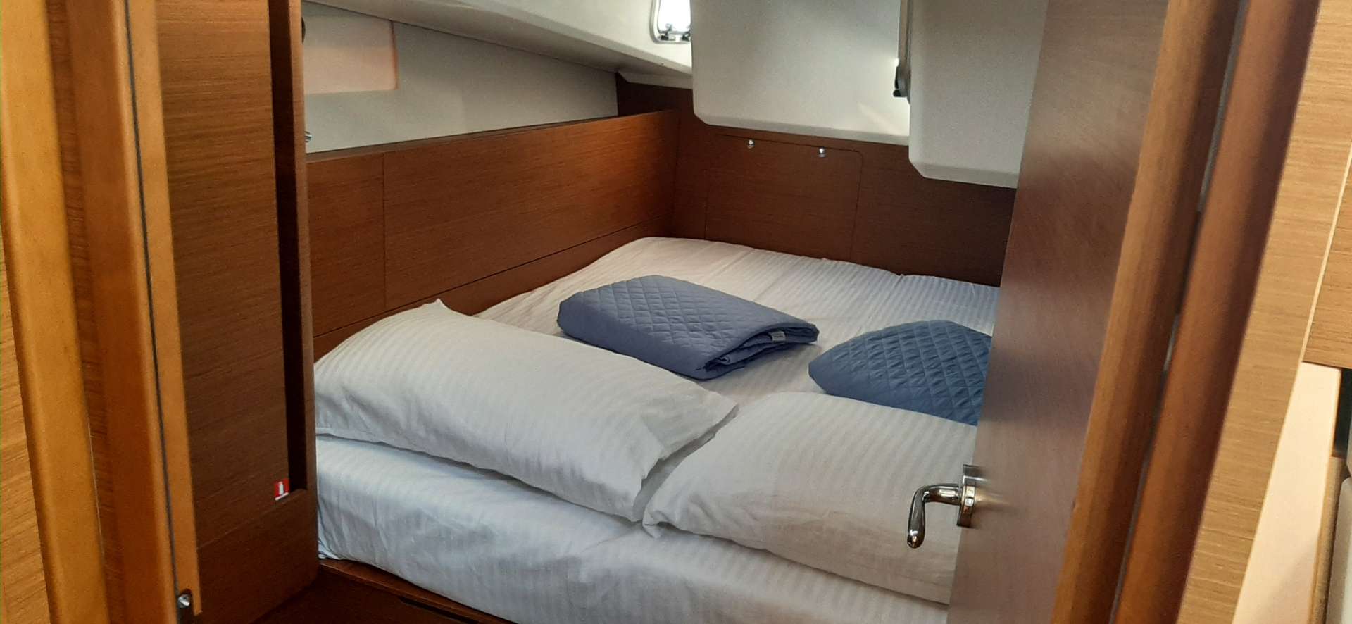 BRIGHT NEW and contemporary sailboat Jeanneau Sun Odyssey 490