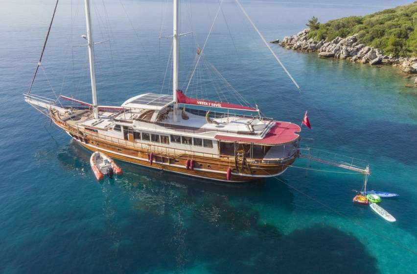 Deze prachtige luxe gulet vaart op de kusten van de Egeïsche en Middellandse Zee en is 32 meter lang en voor 16 personen.