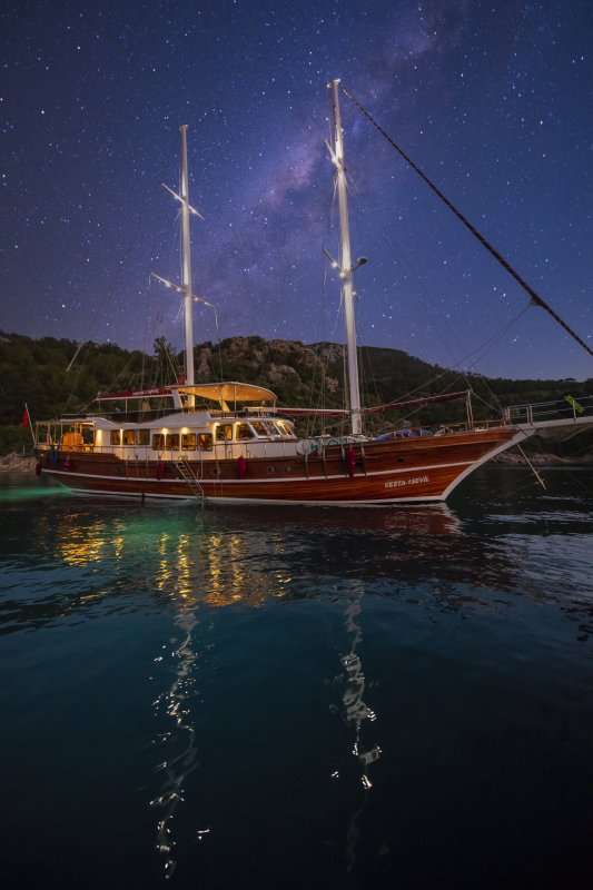 Deze prachtige luxe gulet vaart op de kusten van de Egeïsche en Middellandse Zee en is 32 meter lang en voor 16 personen.