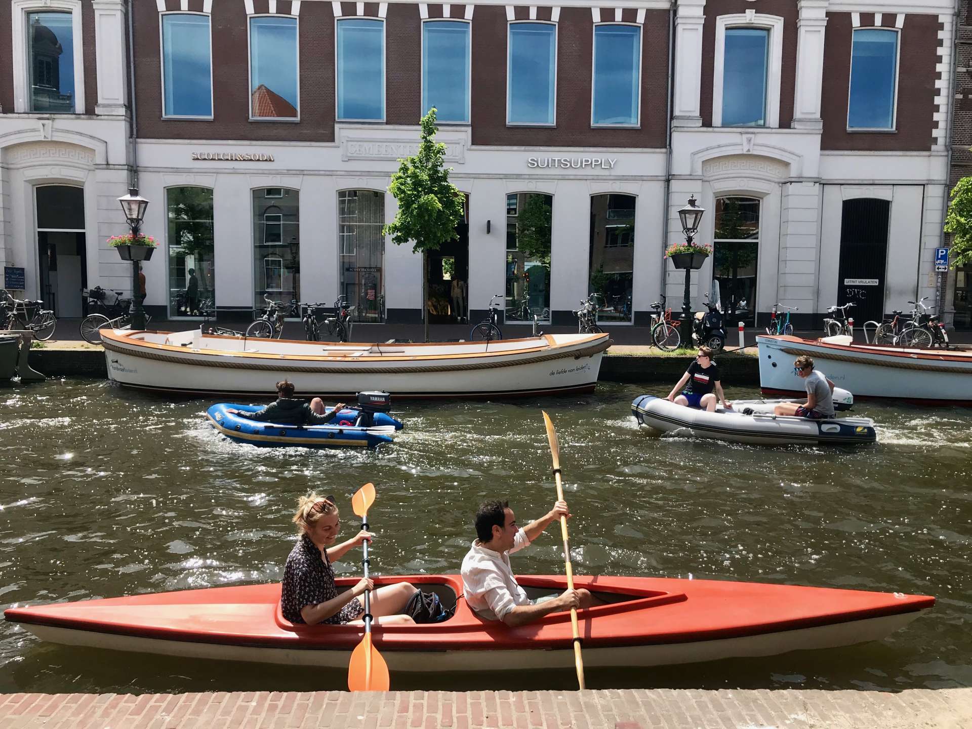 Gezellig kajakken in het centrum van Leiden
